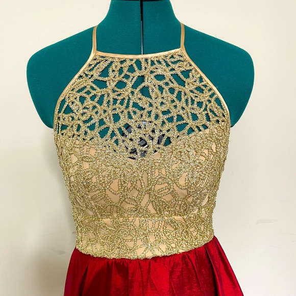 B. Smart High-Low Sleeveless Evening Gown - Picture 2 of 7